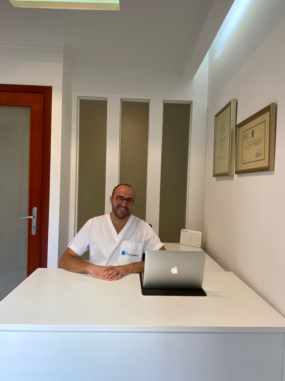 Ορθοδοντικός στο ιατρείο Orthoclinics στο Κέντρο Θεσσαλονίκης